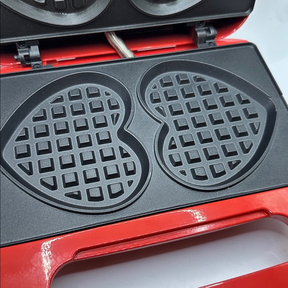 Housewares 4-Section Heart Shaped Waffle Maker. - Picture 4 of 9